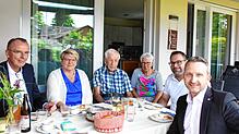 Politische Gespräche beim Weißwurst-Frühstück. Im Bild, von links: CDU-Landtagskandidat Alexander Bruns, Salems ...