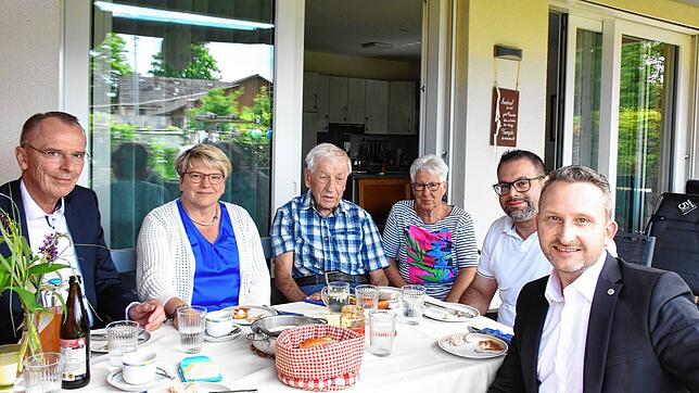 Politische Gespräche beim Weißwurst-Frühstück. Im Bild, von links: CDU-Landtagskandidat Alexander Bruns, Salems ...