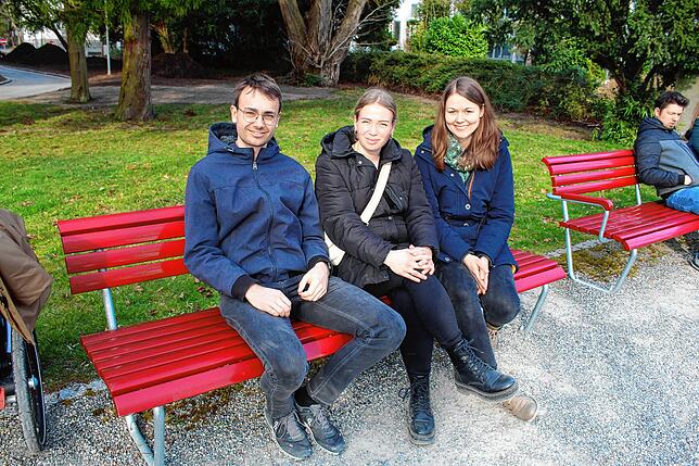 Sven Neser, Franziska Neser (Mitte) und Elena Gall vermissen eine Toilette in den Villengärten und im Uferpark.