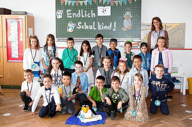 Die 1d Pinguinklasse der Waldeck-Schule Singen mit ihrer Klassenlehrerin Sandra Gersbacher bei ihrer Einschulungsfeier.
