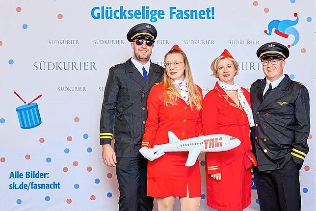 Bild 4: Gute Laune vor der SÜDKURIER-VIP-Wand bei der Fernsehfasnacht