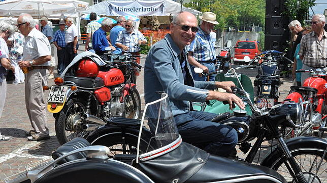 Reinhold Malassa war sehr erfreut über die tolle Resonanz der Klassik-Motorräder Präsentation. Er selbst hatte sich zu desem Anlass eine ...