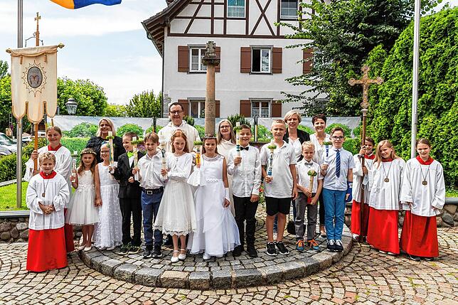 Die Kommunionkinder Eva Maier, Mika Harbalik, Fabio Honsel, Jule Limbach, Niklas Orlop, JakobKratzer, Niklas Geiger, Lea Maybank, Matti ...