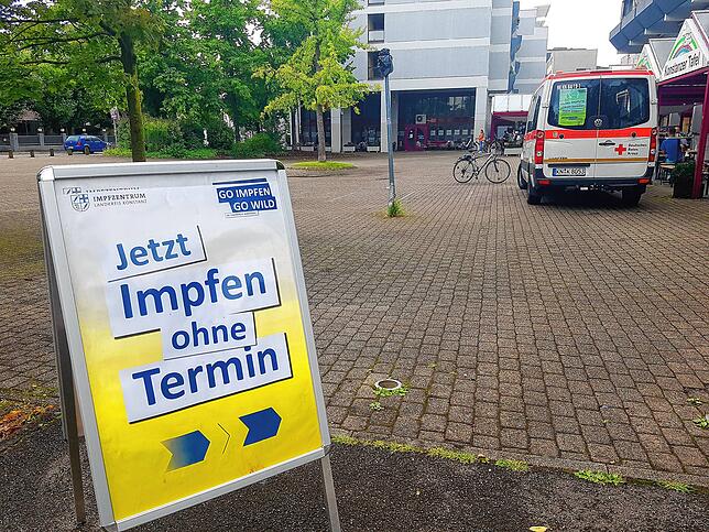 Impfmobil des Landkreises machte Halt beim Tafelladen am Gottmannplatz.