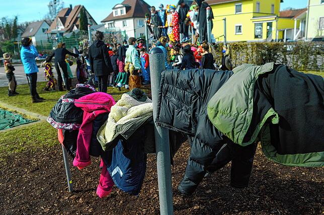 Ausnahmezustand an der Grundschule in Schnetzenhausen: Ausnahmsweise dürfen die Jacken draußen ausgezogen werden, damit man die Kostüme ...