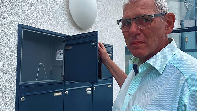 Schon wieder nichts drin im Briefkasten: Der Villinger Guido Schürgers ärgert sich über die unverzuverlässige Postzustellung in der ...