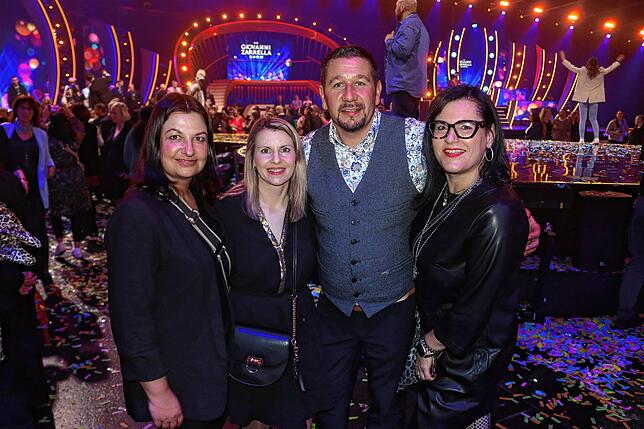 Sie sind schon bei der zweiten „Giovanni Zarrella Show“ auf dem Messegelände in Friedrichshafen dabei: (von links) Katja Mann, Anna ...