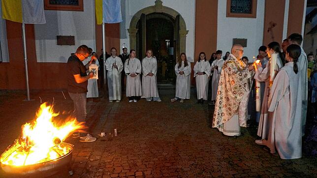 Osterfeuer brennen in der Osternacht vor den Kirchen als Symbol für das österliche Heilsgeschehen: Vor der katholischen Pfarrkirche ...