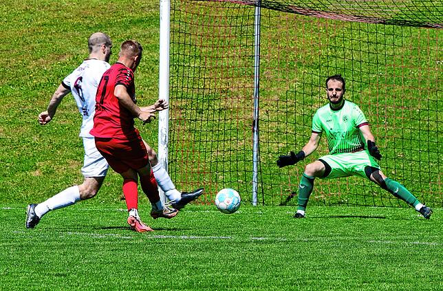 Bild 23: Das torreiche Kellerderby gewinnt der SV Deggenhausertal! Wir waren mit der Kamera dabei!