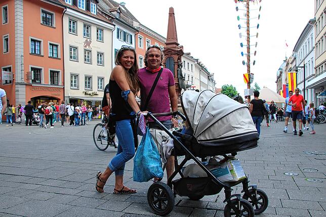 Andy Deja mit ihrem Ehemann Hardy Riedle. Im Kinderwagen schläft die kleine Luna.