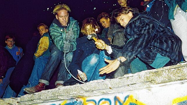 Sektkorken waren die einzigen Schüsse dieser Nacht: West-Berliner versuchen, am 9. November die Mauer einzureißen.