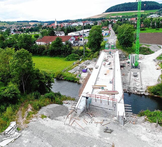 Hier entsteht die neue Donaubrücke an der Stadteinfahrt nach Geisingen. Bild: Roger Müller