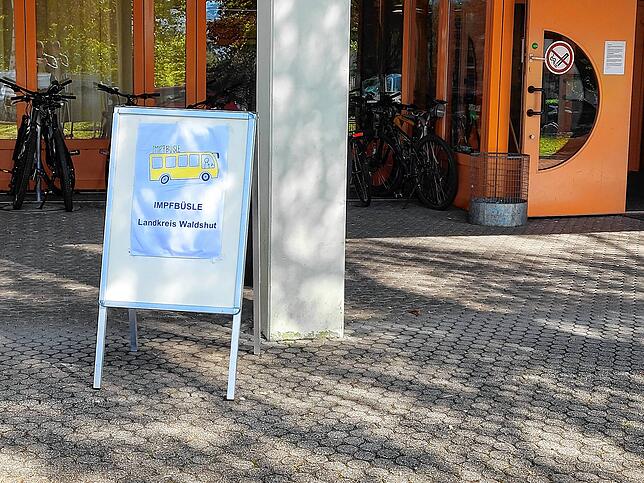 Zwei Demonstranten aus der Querdenker-Szene störten die Impfaktion vor der Rudolf-Eberle-Schule. Das Impfteam wich daher in die ...