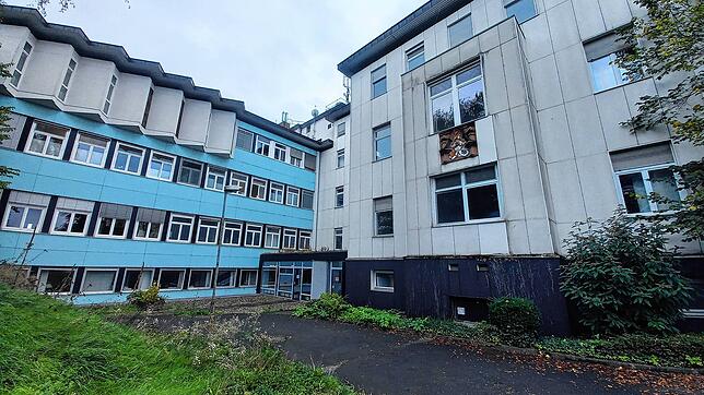 An der Fassade des Krankenhauses Radolfzell nagt der Zahn der Zeit: Einst der Stolz der Stadt Radolfzell, nun eine Immobilie mit hohem ...