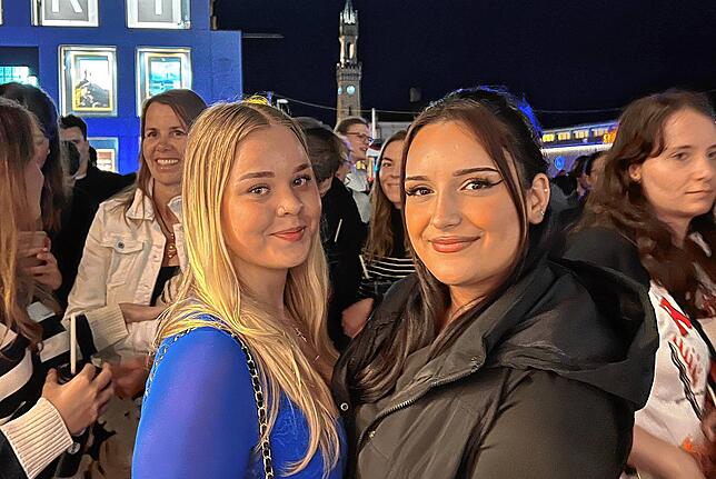 Lena Sensz (links) und Damla Akkus sind an diesem Abend im Kino und müssen ihren Film unterbrechen.