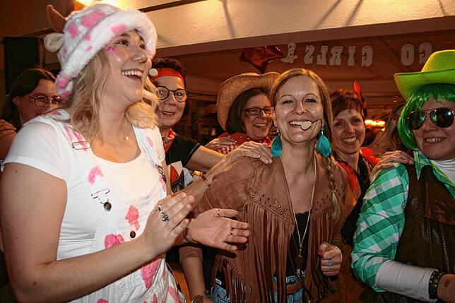 Bild 7: Gasthaus in Aftholderberg im Zeichen der Cowgirls – Schunkeln und Mitsingen beim Weiberball!