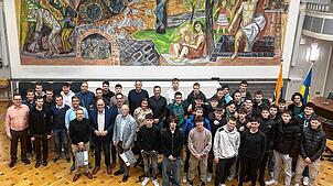 Die 27 slowenischen Schüler und zwei Lehrkräfte mit OB Bernd Häusler beim Empfang im Singener Rathaus. Foto: Stefan Mohr