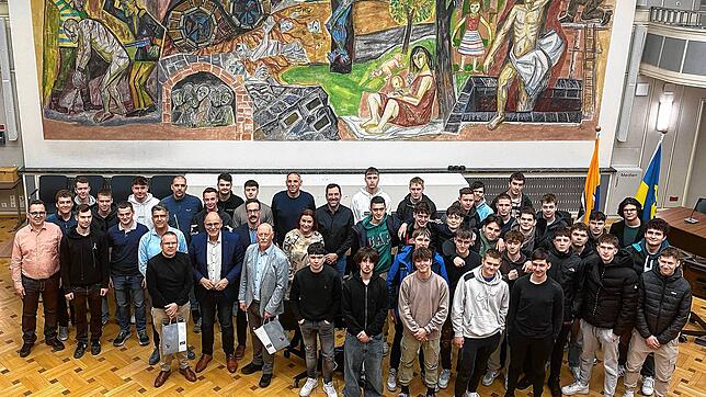 Die 27 slowenischen Schüler und zwei Lehrkräfte mit OB Bernd Häusler beim Empfang im Singener Rathaus. Foto: Stefan Mohr