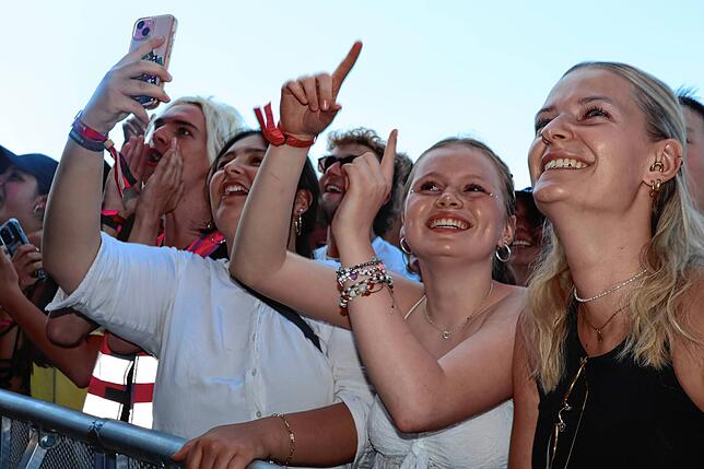 Bild 3: Moshpit und Feierlaune vor den Bühnen: Das sind die besten Southside-Bilder aus den ersten Reihen