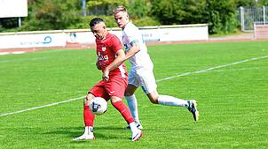 Sein Treffer reicht nicht: Neuzugang Nexhdet Gusturanaj (vorn, gegen Joel Grieshaber von der Spvgg. Gundelfingen/Wildtal) traf bei der ...