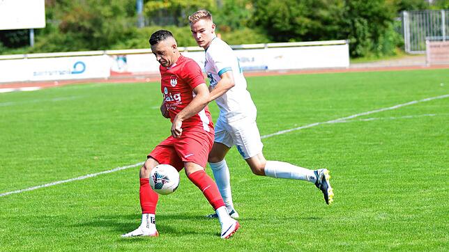 Sein Treffer reicht nicht: Neuzugang Nexhdet Gusturanaj (vorn, gegen Joel Grieshaber von der Spvgg. Gundelfingen/Wildtal) traf bei der ...