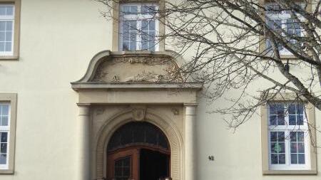 Die Schule in Birkendorf verfügt über ein Jugendstilportal mit Schnecke und Biene.