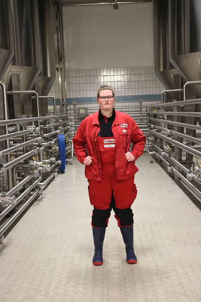 Selbstbewusst präsentiert sich Nina Nüssle in der Männerdomäne der Bierbrauer.