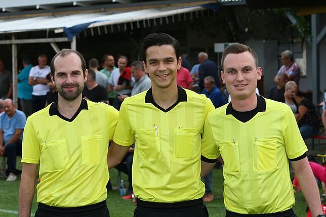 Verbandsliga-Aufstieg: Mathias Heilig (Mitte) vom FC Erzingen – hier mit den Assistenten Lukas Gäng (links) und Philipp Wendt ...