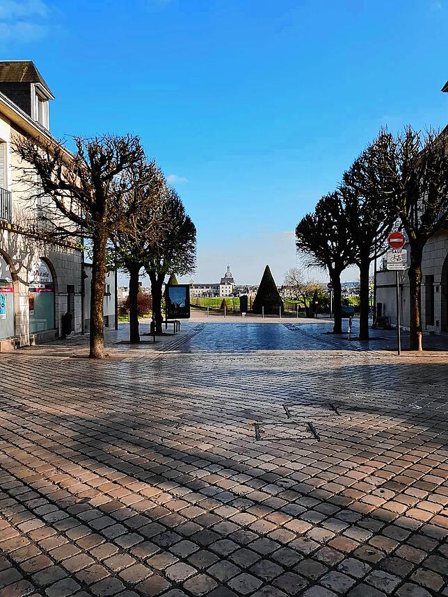 Blois gleicht einer Geisterstadt. Straßen und Plätze sind leer.