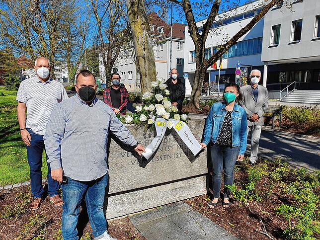 Am Schwenninger Geschwister-Scholl-Platz. Bürgergruppen legen einen Kranz am Schollplatz in Schwenningen nieder. Bild: Norbert Trppl