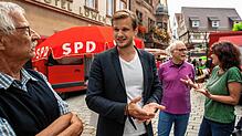 SPD-Kandidat Robin Mesarosch (zweiter von links) begrüßt die Parteimitglieder in Meßkirch Fraktionsvorsitzender Rüdiger Hillenbrand ...