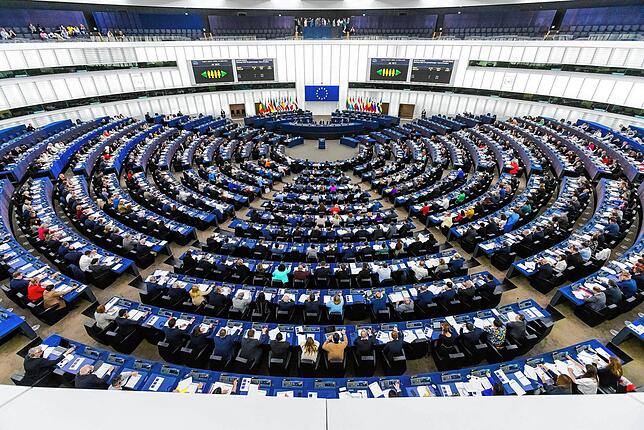 Abgeordnete des Europäischen Parlaments sitzen während einer Abstimmungssitzung im Plenarsaal des Europäischen Parlaments.