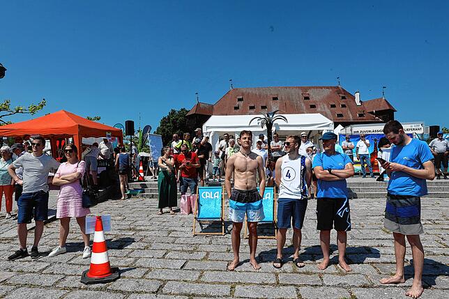 Bild 18: Das gab&lsquo;s noch nie! In Konstanz treten Teams aus mehreren Nationen im Einbaum-Rennen an (Teil 1)