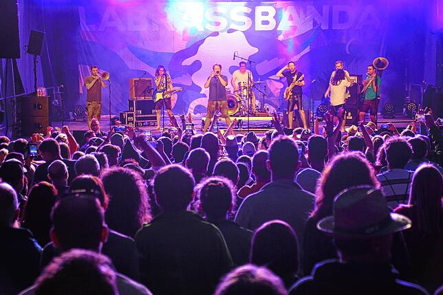 Bild 1: LaBrassBanda begeistern beim Markdorf Open Air – hier gibt‘s alle Bilder! (Teil 3)