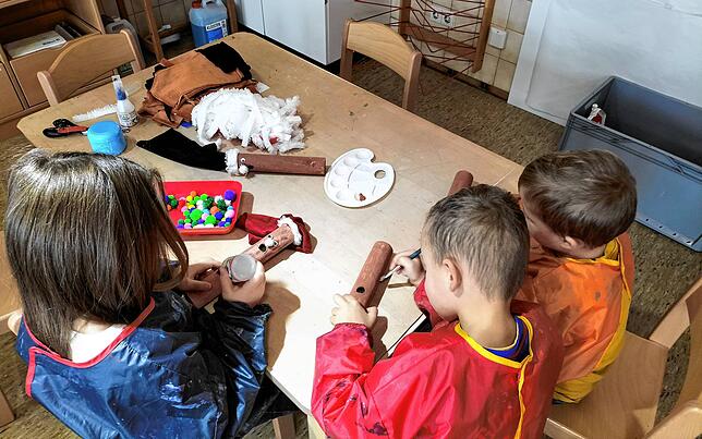 Im Singener Ortsteil Schlatt unter Krähen ist der Kindergarten traditionell der Organisator. Die Kleinen basteln diesmal für ihr ...