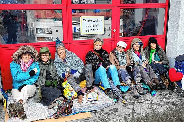 Obdachlose gegenüber des Rathauses: Die neue Grundsteuer war zu hoch.