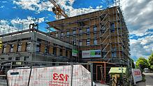 Der Neubau der Stadtwerke in der Herrenlandstraße ist in den vergangenen Monaten ordentlich in die Höhe gewachsen. Sogar die Fenster und ...