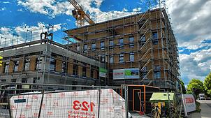 Der Neubau der Stadtwerke in der Herrenlandstraße ist in den vergangenen Monaten ordentlich in die Höhe gewachsen. Sogar die Fenster und ...