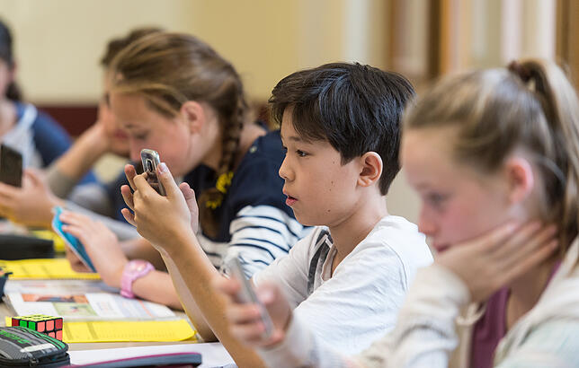 Schüler arbeiten im Friedrich-Gymnasium im Unterricht mit dem Smartphone.