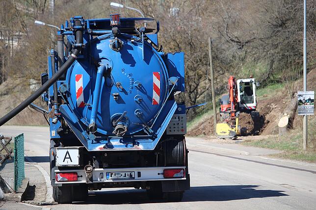Der rollende Kanal soll bald Geschichte sein. Bisher musste immer ein Tankwagen die Schmutzwasserbehälter in der Freiburger Straße leeren.