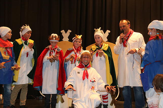 Bild 31: Preiskleppern im Scheffelhof: Die Jury des Turnvereins hat die neuen königlichen Hoheiten am Hemdglonker gekürt (Teil 2)