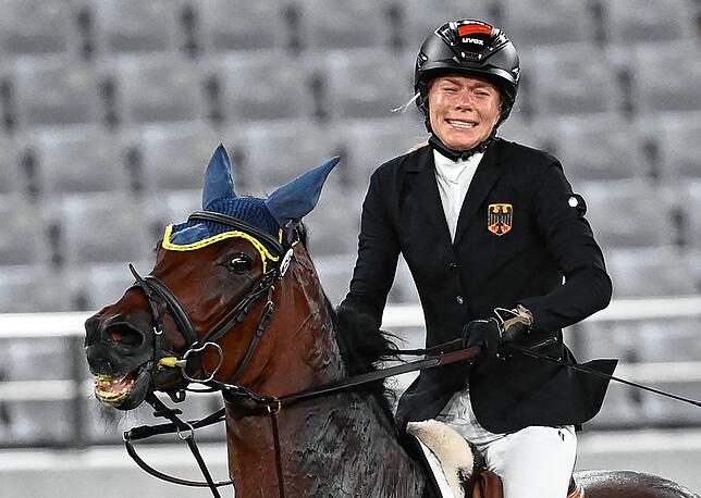 06.08.2021, Japan, Tokio: Moderner Fünfkampf: Olympia, Einzel, Frauen, Springreiten im Tokyo Stadium. Annika Schleu aus Deutschland nach ...