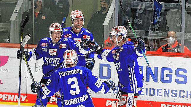 Die Wild Wings haben Grund zum Jubeln. Durch die Niederlage der Krefeld Pinguine in Mannheim haben die Schwenninger den ...