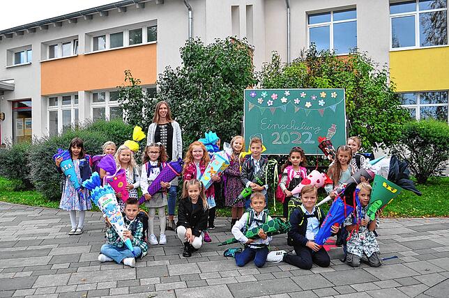 Die Klasse 1a der Grundschule Volkertshausen mit Klassenlehrerin Sandra Herzog bei ihrer Einschulungsfeier.
