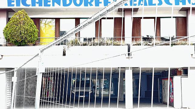 Schule hinter Gittern: Die alte Eichendorffschule in Gottmadingen soll zur Notunterkunft umgebaut werden. Doch die Handwerker und das ...