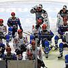 Gespannt verfolgen die Wild-Wings-Spieler in der ersten Trainingseinheit auf dem Schwenninger Eis die Anweisungen und Erläuterungen des ...