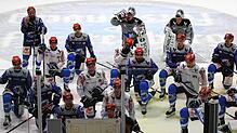 Gespannt verfolgen die Wild-Wings-Spieler in der ersten Trainingseinheit auf dem Schwenninger Eis die Anweisungen und Erläuterungen des ...