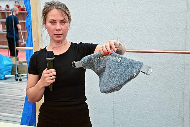 Natalie Morlock zeigt ihre aus schadstofffreien Materialien gefertigte Kinderkleidung.