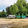 Ein Wohnmobil steht auf dem Parkplatz Oberwiesen in Worblingen, wo das Campen bisher nichts kostet. Die Gemeinde will überlegen, wo das ...