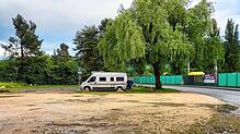 Ein Wohnmobil steht auf dem Parkplatz Oberwiesen in Worblingen, wo das Campen bisher nichts kostet. Die Gemeinde will überlegen, wo das ...